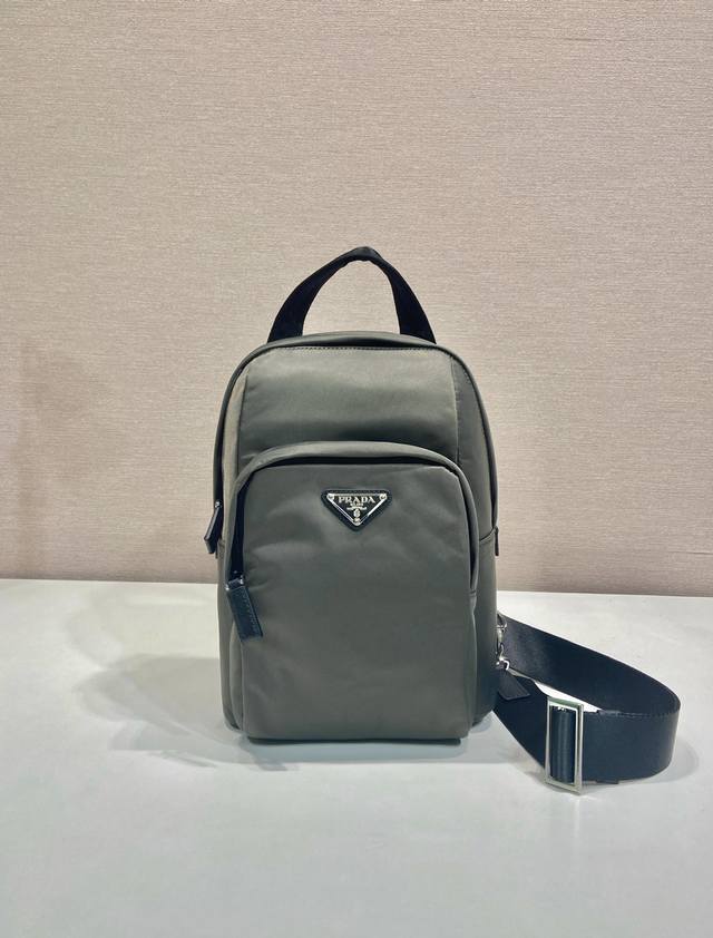 with counter packaging New chest bag 2Vz116 This chest bag is made of Re-Nylon