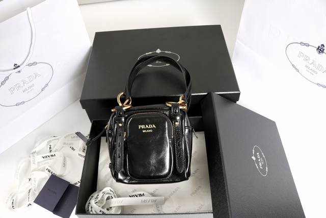 Exclusive background real shot Introduction: The new Fangzheng handbag is made o
