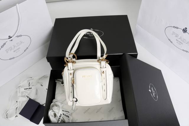 Exclusive background real shot Introduction: The new Fangzheng handbag is made o