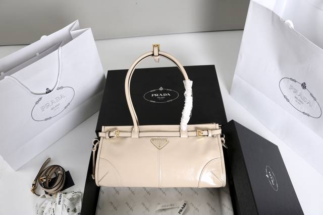 Running volume and priceIntroduction: This handbag and messenger bag is made of