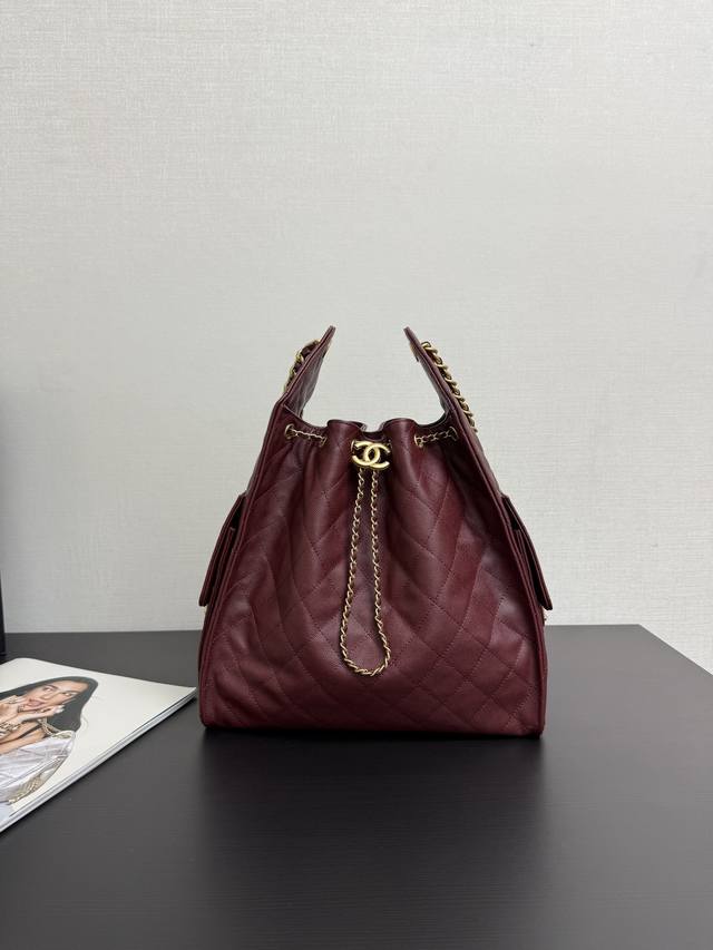 Original leather in stock 25C Hobo Bag is a hot item this season. The adjustable