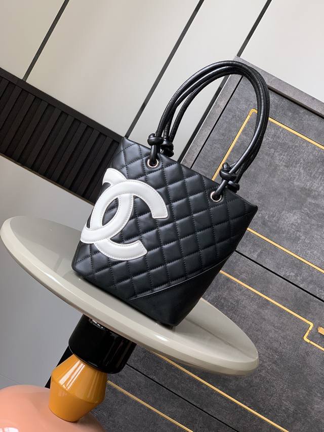 Mini Black and White Ohanel Kangpeng Basket Handbag Blooms On the fashion stage,