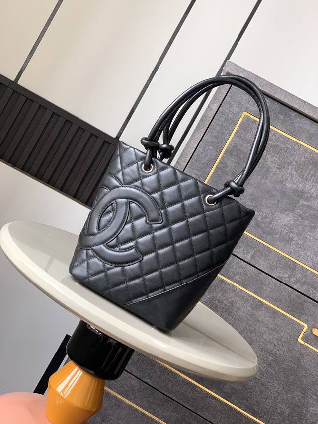Mini Black with Black Ohanel Kangpeng Basket Handbag Blooms on the fashion stage