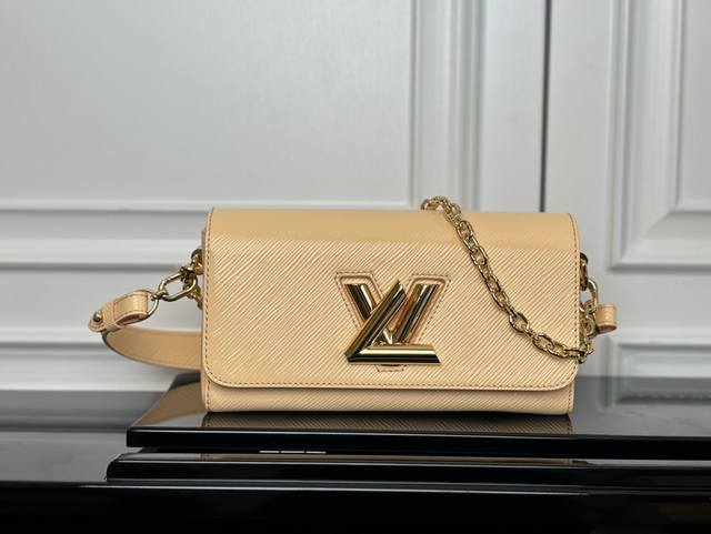 M24549 Mirrored Wine Apricot Top Original This Twist West bag features an elegan