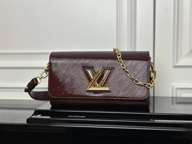 M24549Mirrored BurgundyTop Original This Twist West bag features an elegant, sle