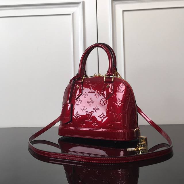 M91606 Red top original Alma Bb handbag The lovely Alma Bb handbag is based on a
