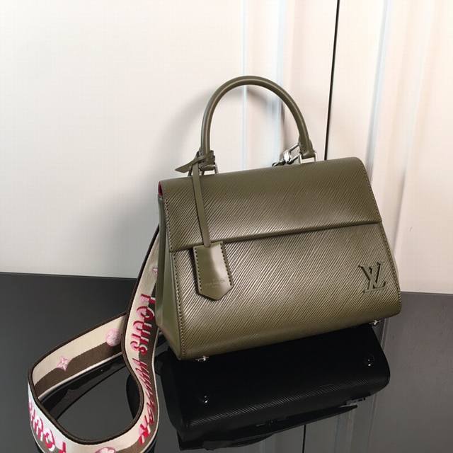 M59134 Military Green Top Original The new woven Clunybb handbag is an Epi leath