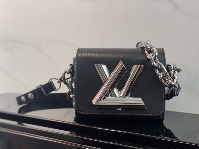M22296Black top original Twist new Reinterpreting the classic Lv handbag through