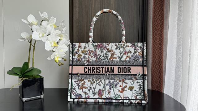 Tote's latest flower series, full of love, dreamlike elements, unique pixel styl