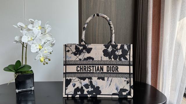 Di.Or Medium size Tote is in stock. It is elegant and looks like a luminous work