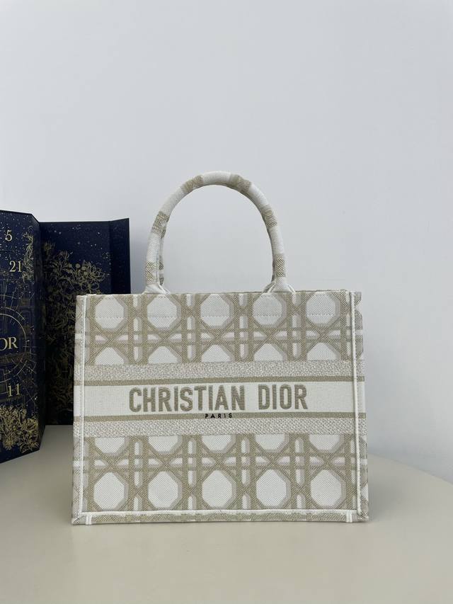 Medium size in stock Tote latest spring and summer series, classic diamond grid,