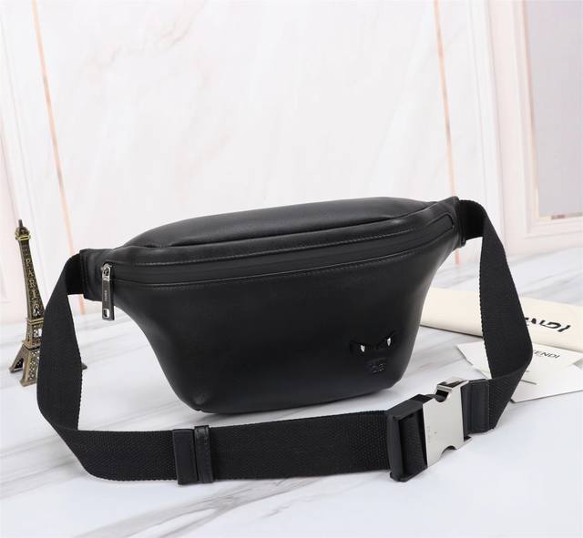 Brand: Fendi Style: Hawkeye Chest Bag Item No.: 268568 Color: Black Material: Fi