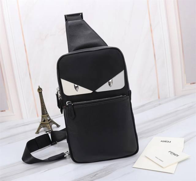 Brand: Fendi Style: Vertical white iron chest bag Item number: 268568 Color: Bla