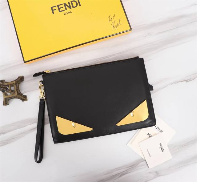 Brand: Fendi Model: Organ Gold Iron Clutch Item No.: 168568 Color: Black + Gold