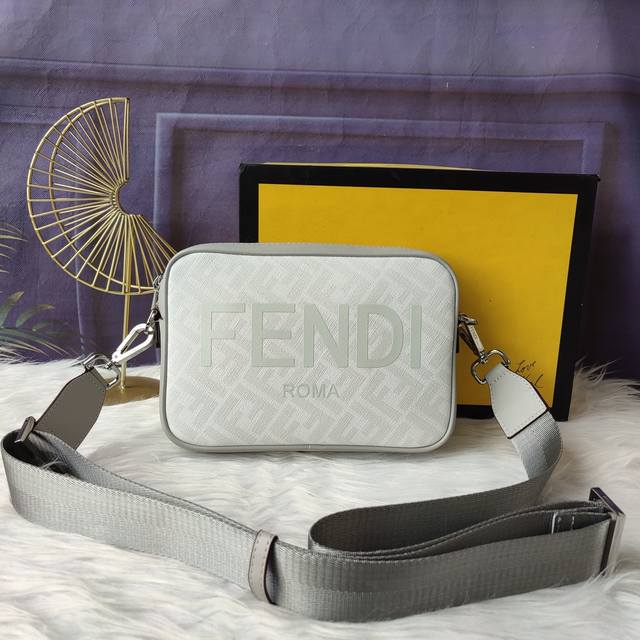Style No. F7M0286 White silk screen, leather back, compact shoulder bag, zipper