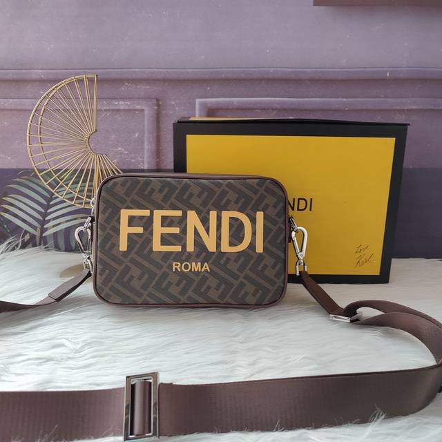 Style No. F7M0286 Silk screen printing, leather back, compact shoulder bag, zip