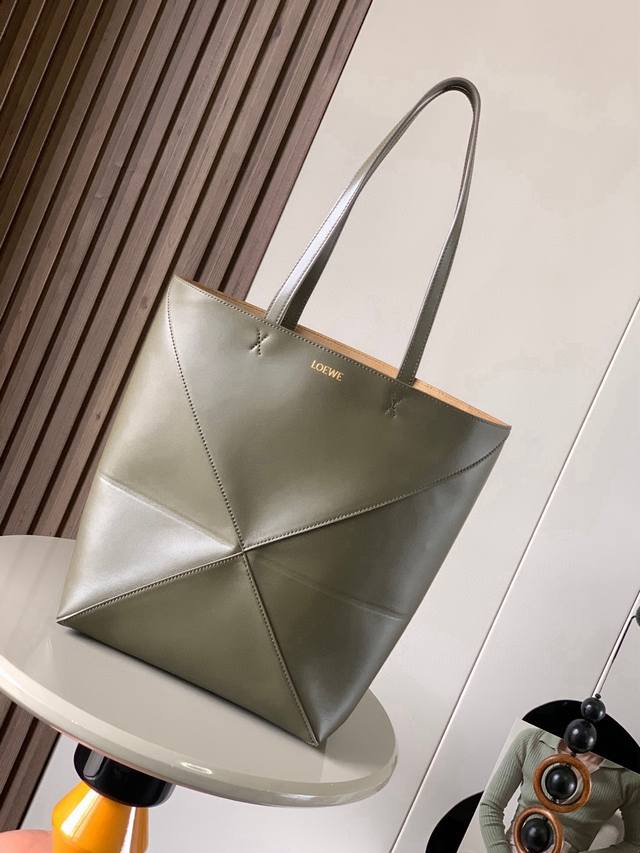 The new shiny cow leather Puzzle Fold handbag plays with geometric patterns. It