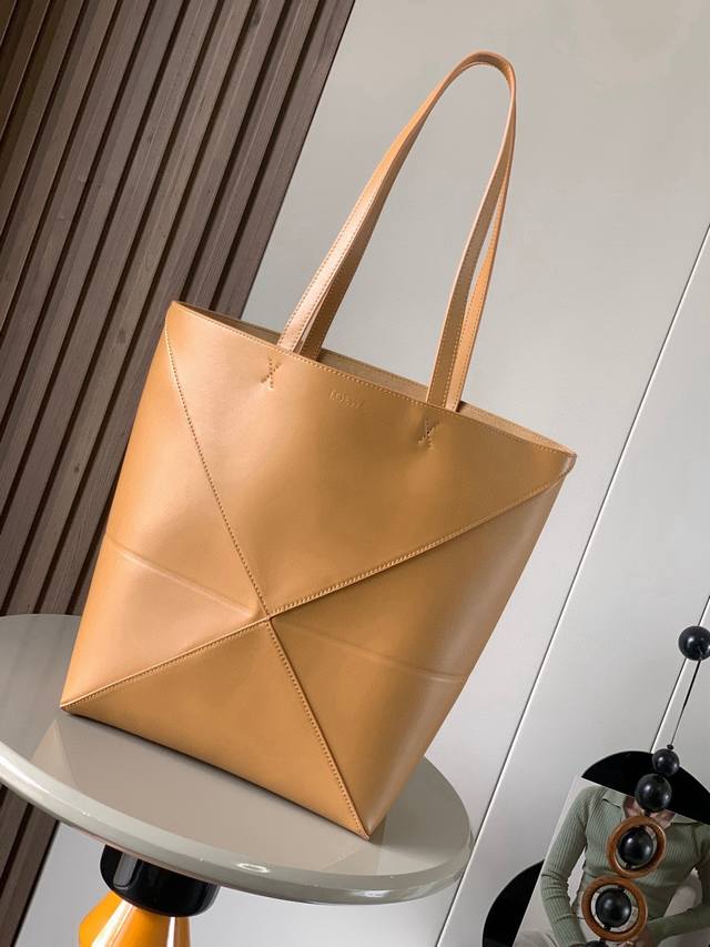 The new shiny cow leather Puzzle Fold handbag plays with geometric patterns. It