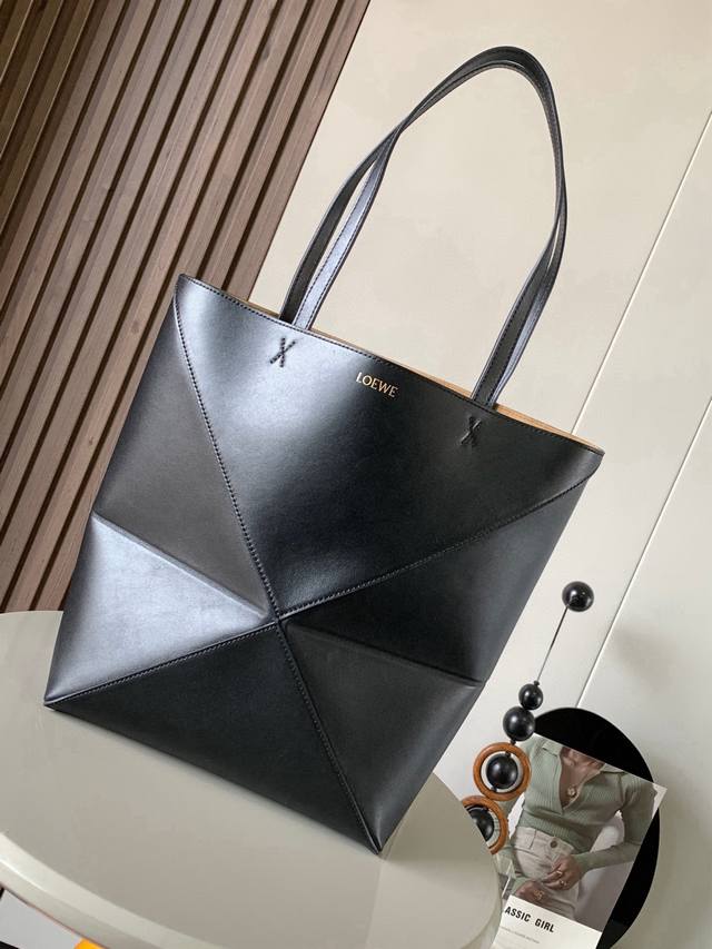 The new shiny cow leather Puzzle Fold handbag plays with geometric patterns. It