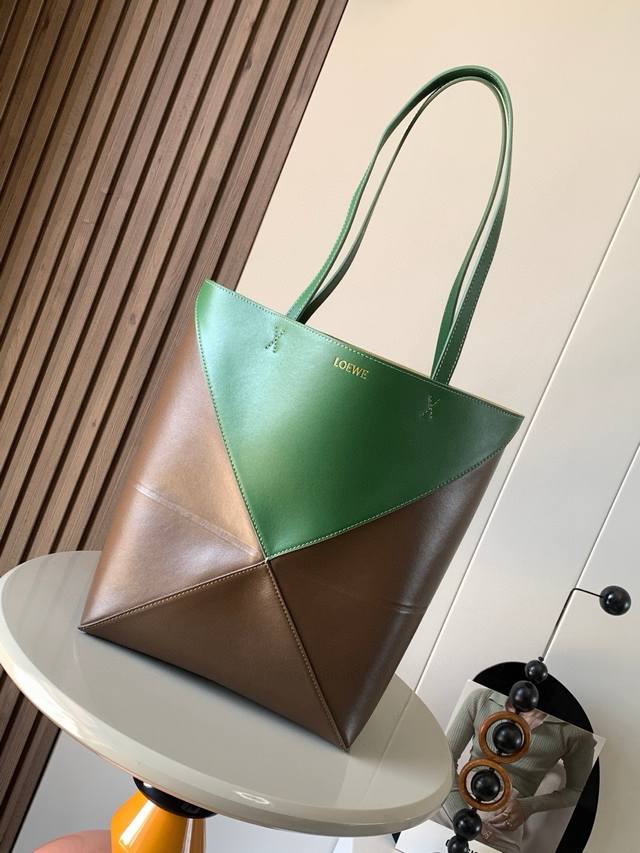 The new shiny cow leather Puzzle Fold handbag plays with geometric patterns. It