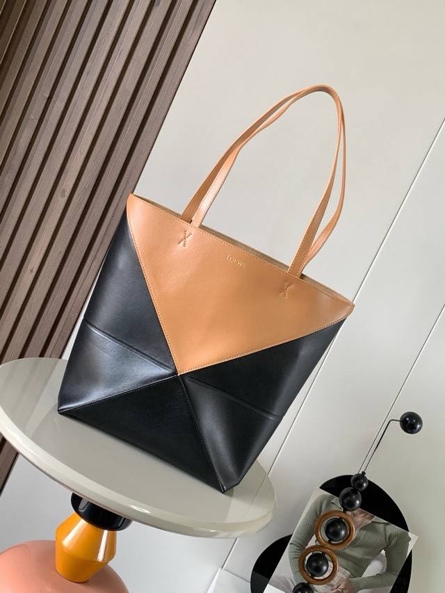 The new shiny cow leather Puzzle Fold handbag plays with geometric patterns. It