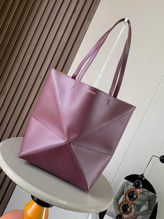 The new shiny cow leather Puzzle Fold handbag plays with geometric patterns. It