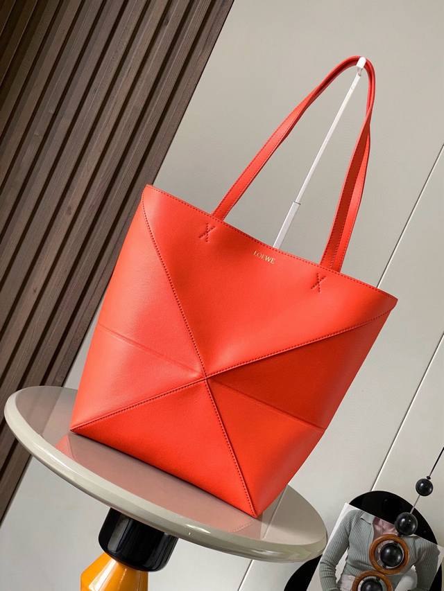 The new shiny cow leather Puzzle Fold handbag plays with geometric patterns agai