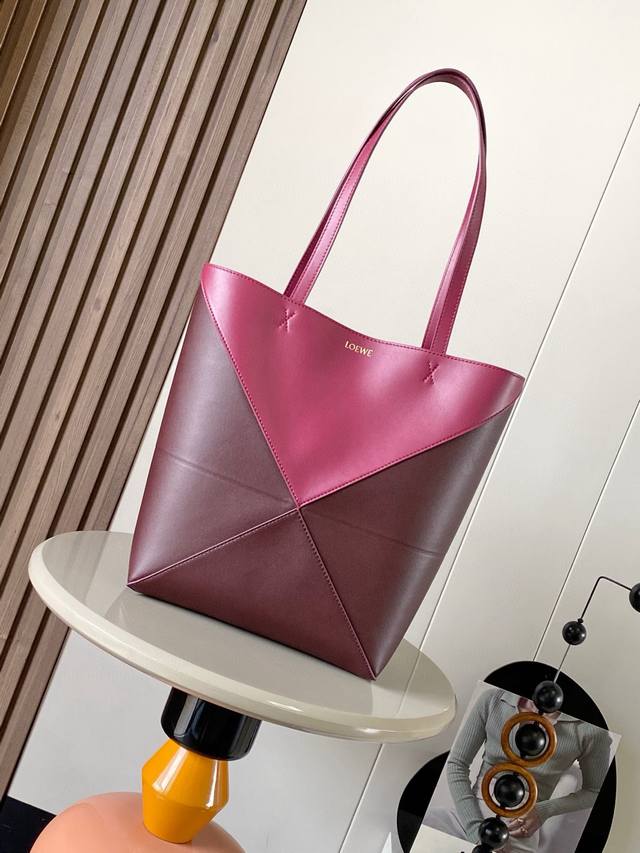 The new shiny cow leather Puzzle Fold handbag plays with geometric patterns. It