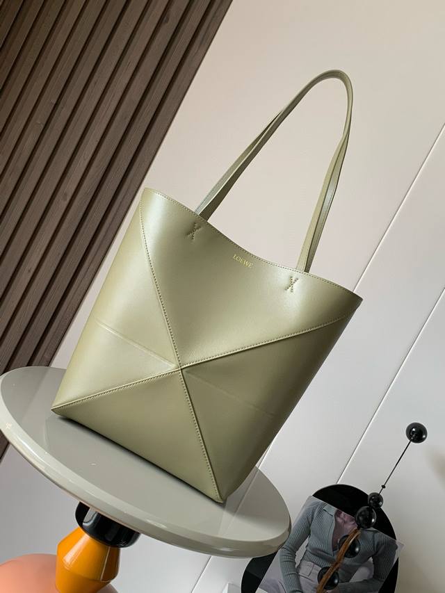 The new shiny cow leather Puzzle Fold handbag plays with geometric patterns agai