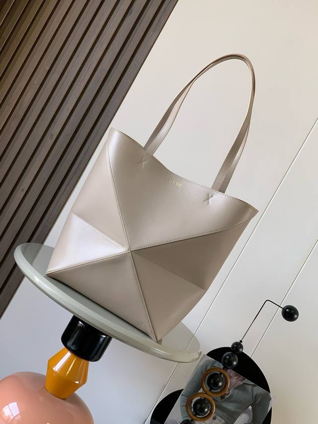 The new shiny cow leather Puzzle Fold handbag plays with geometric patterns agai