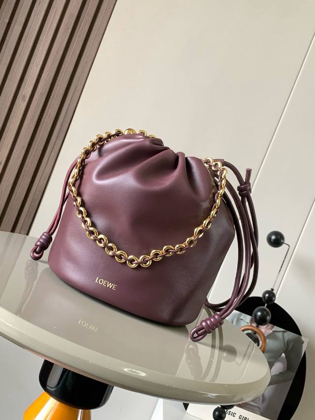 New Flamenco Purse Bucket in soft nappa leather The new Flamenco Purse bag feat