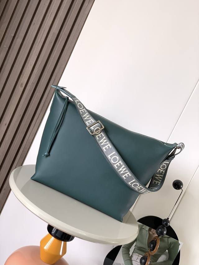 Cubi crossbody bag makes a stunning appearance. This time, Cubi is really a surp