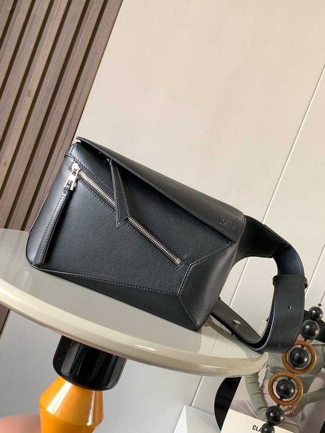New Small Classic Cowhide Puzzle Waist Bag The rectangular shape and precise cu