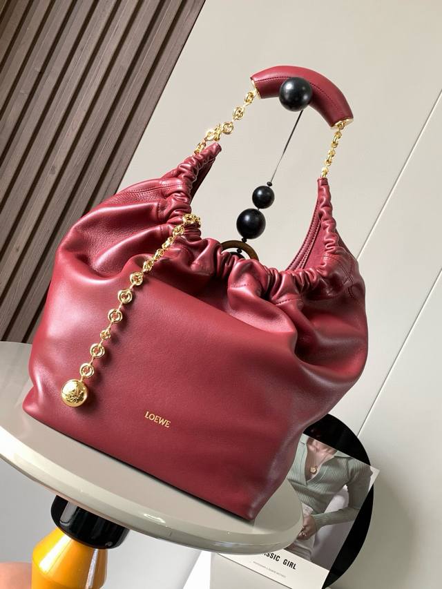 The same medium Nappa leather Squeeze handbag as the celebrity style is a delica