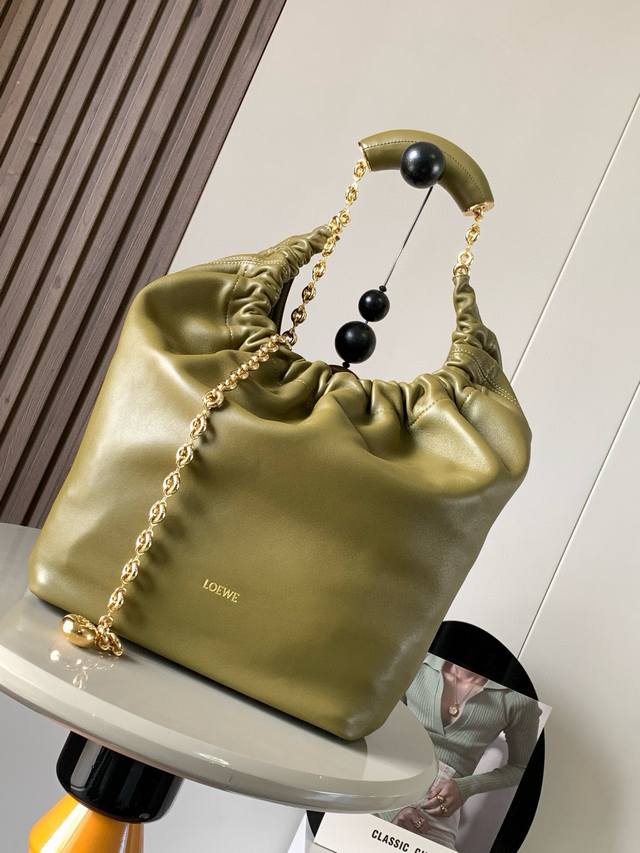 The same medium Nappa leather Squeeze handbag as the celebrity style is a delica