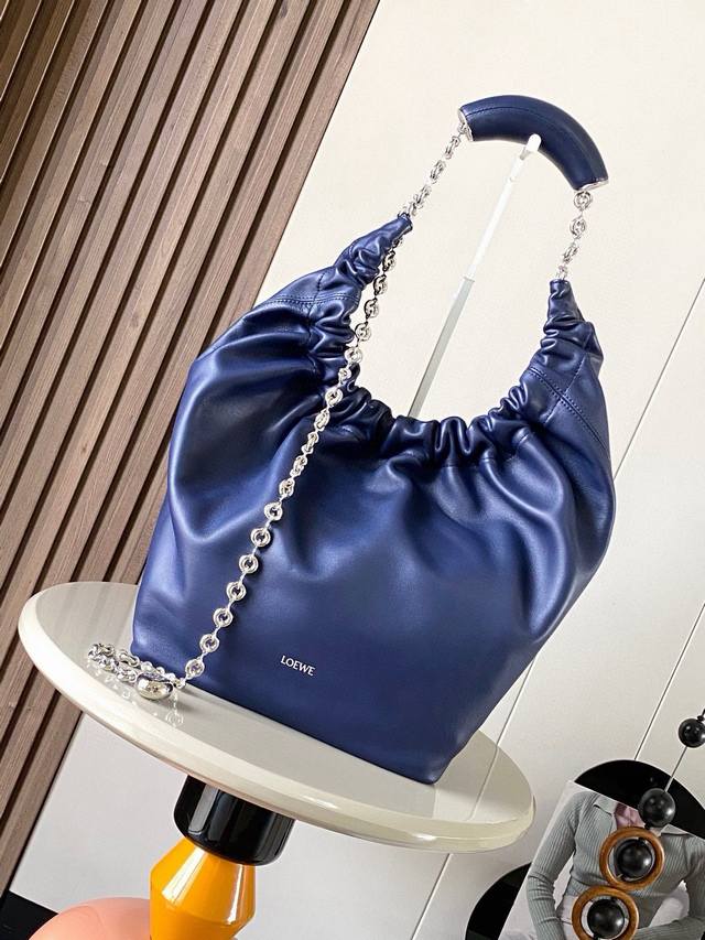 The same medium Nappa leather Squeeze handbag as the celebrity style is a delica