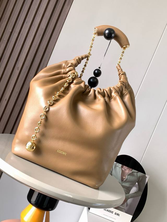 The same medium Nappa leather Squeeze handbag as the celebrity style is a delica