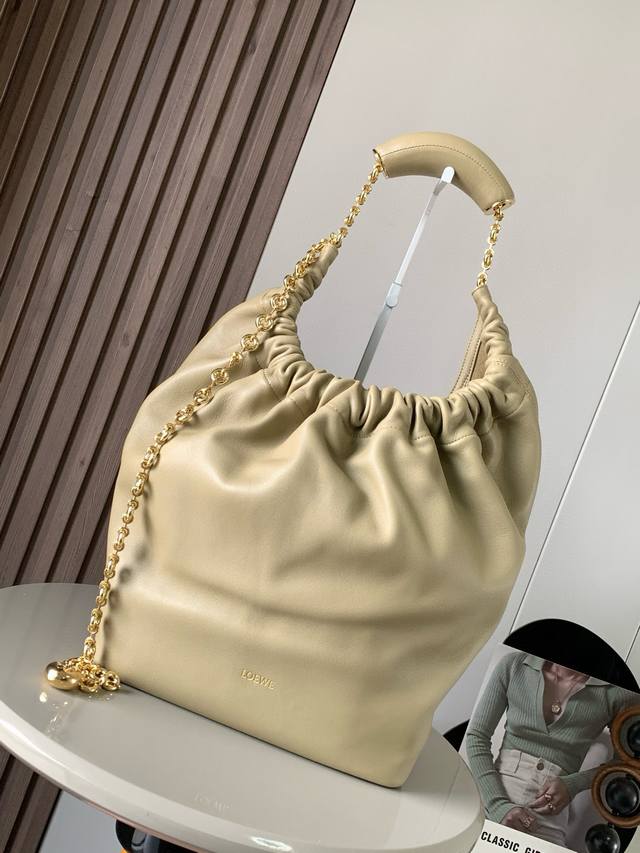 The same medium Nappa leather Squeeze handbag as the celebrity style is a delica