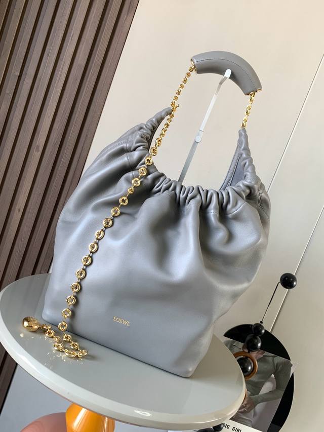 The same medium Nappa leather Squeeze handbag as the celebrity style is a delica
