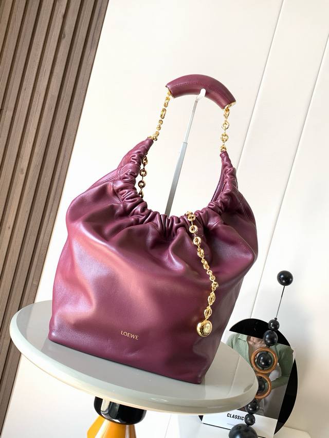The same medium Nappa leather Squeeze handbag as the celebrity style is a delica