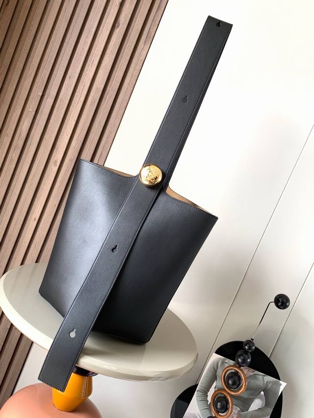 Medium soft cowhide Pebble Bucket bag is another representative of L0Ewe's minim