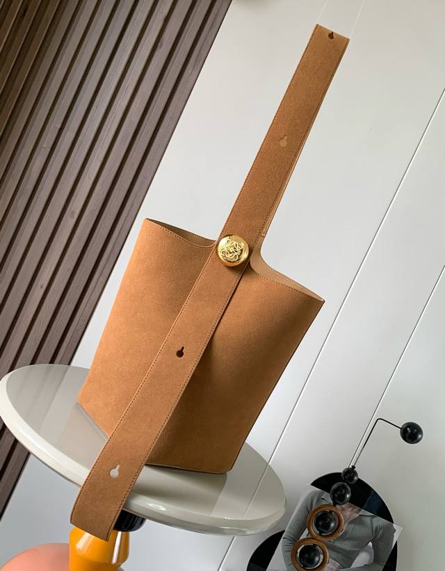 New large suede cow leather Pebble bucket bag, Pebble cleverly combines pure si