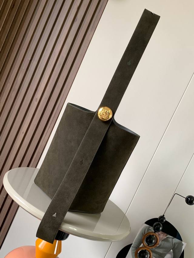 New large suede cow leather Pebble bucket bag, Pebble cleverly combines pure si