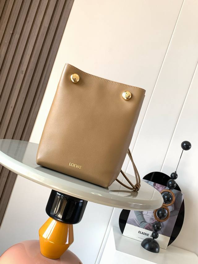 New smooth cowhide leather Pebble pouch Smooth cowhide leather pouch with foldi