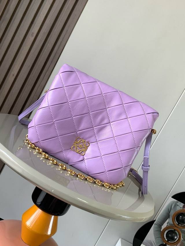 Puffer Goya handbag in shiny nappa leather with pleats. Inspired by the Goya aes