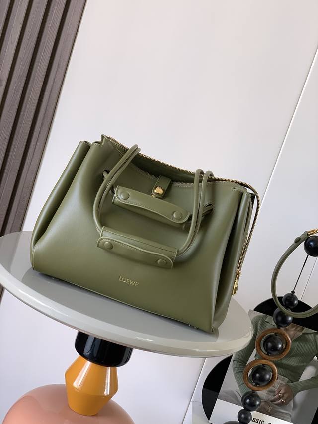 Medium soft cowhide leather Madrid handbag Madrid has a soft structured trapezoi