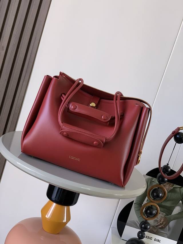 Medium soft cowhide Madrid handbagMadrid has a soft structured trapezoidal shape