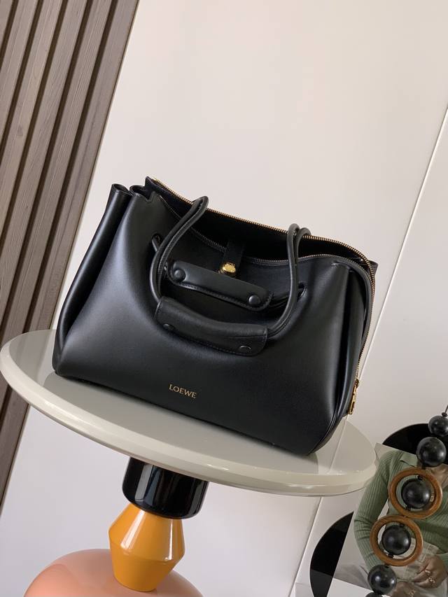 Medium soft cowhide leather Madrid handbag Madrid has a soft structured trapezoi