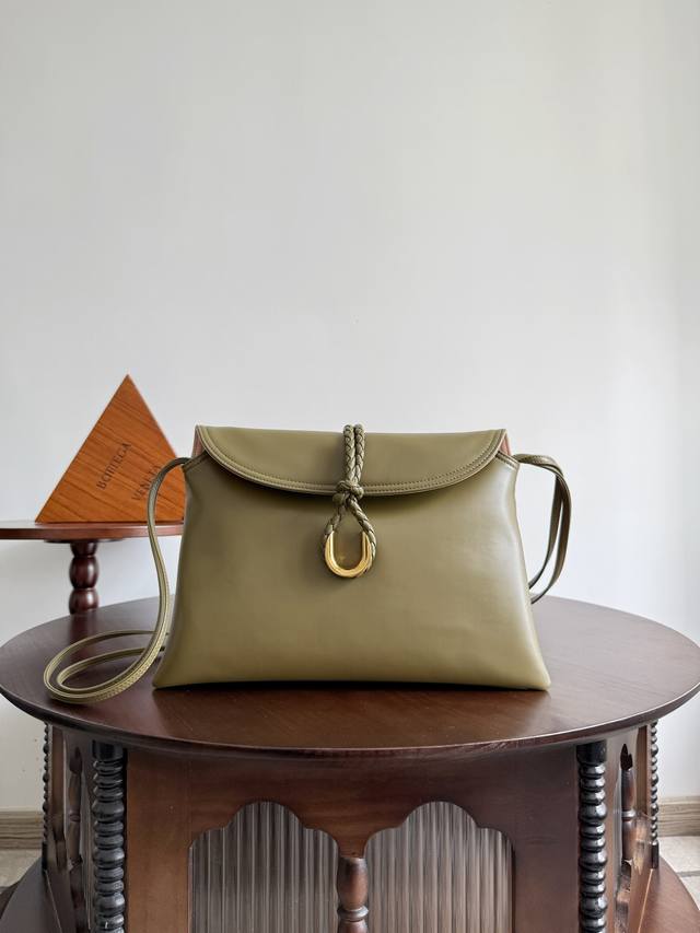Style number: 806034 Large Winter 24 new Liberta means "freedom". Inspired by a