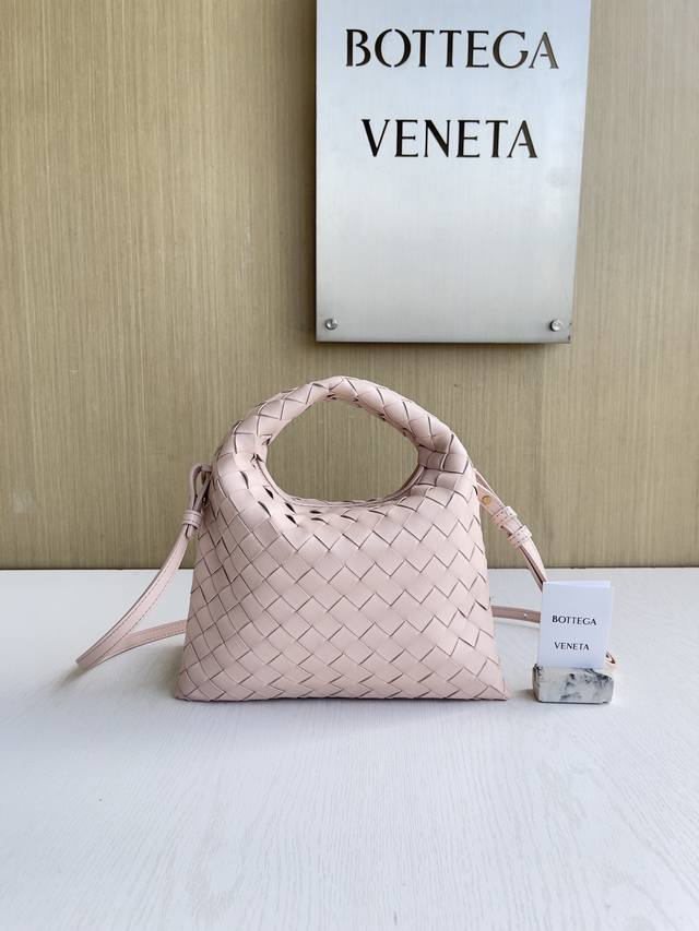 Style number: 777586 I really like this bag, I can't let it go Hop is really in
